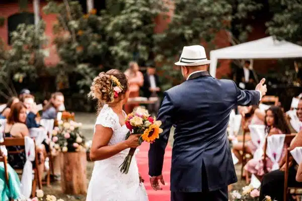 Conseils pour un mariage en août en extérieur : tenue et accessoires