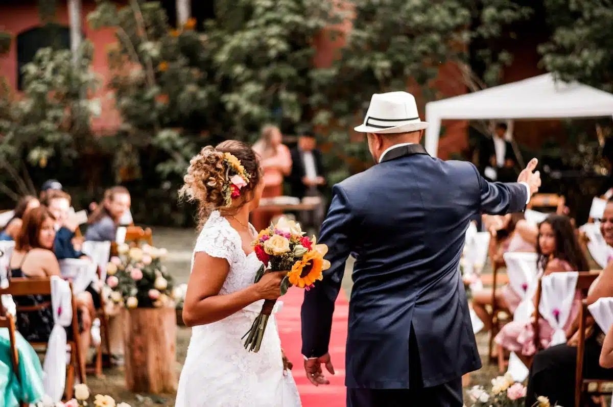 Conseils pour un mariage en août en extérieur : tenue et accessoires