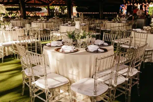 Réussir son mariage en plein air : les astuces indispensables