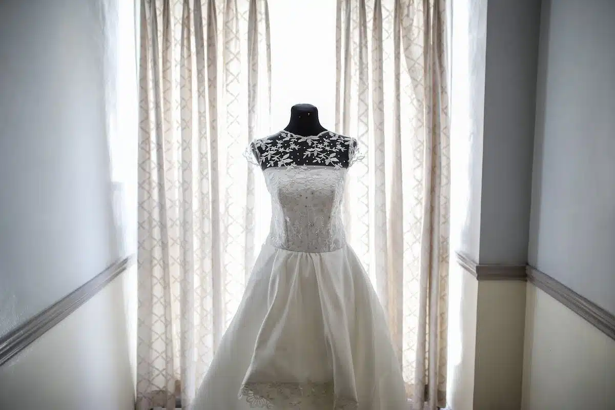 Comment adapter sa robe de mariage civil colorée en fonction de la saison