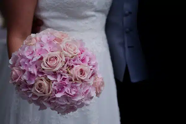 Les tendances de bouquets de mariée les plus en vogue cette année : découvrez les types de fleurs et les styles tendance