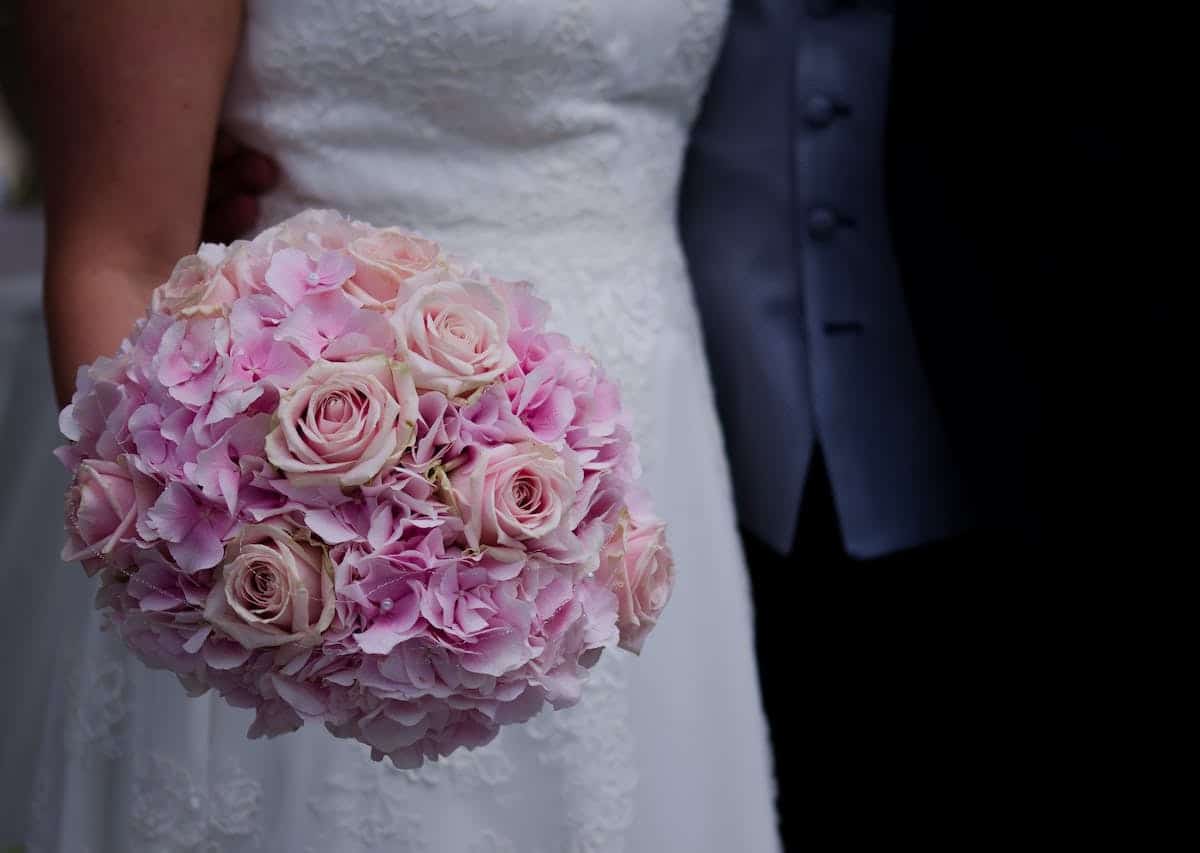 Les tendances de bouquets de mariée les plus en vogue cette année : découvrez les types de fleurs et les styles tendance