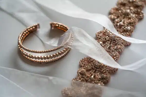 Les accessoires indispensables pour un mariage en août 2021