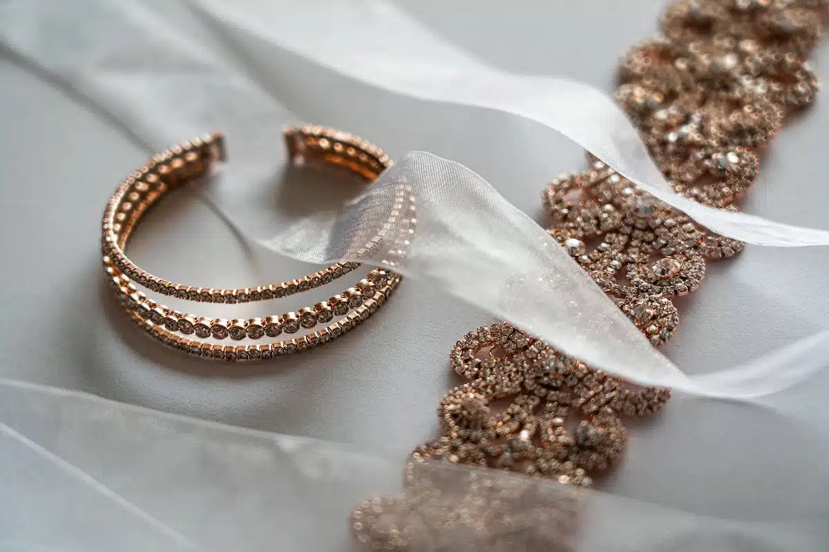 Les accessoires indispensables pour un mariage en août 2021