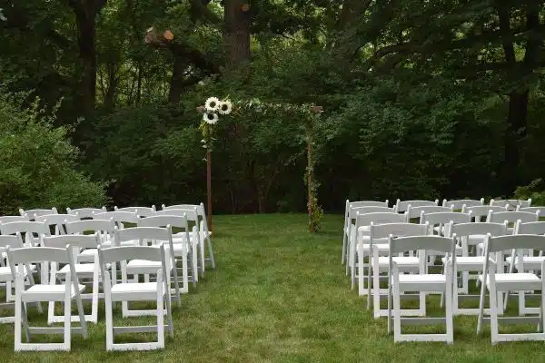 Idées de décoration incontournables pour une cérémonie en plein air