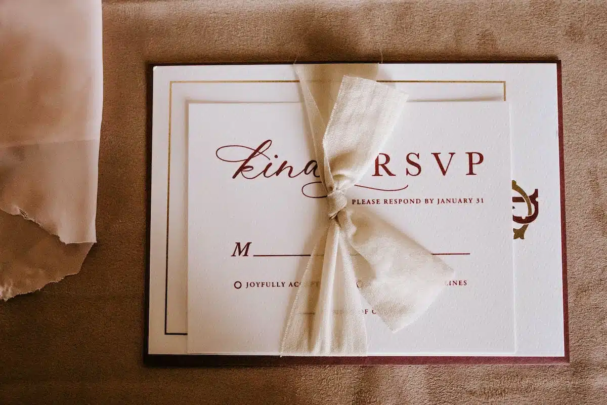 Les étapes clés pour organiser un mariage : planifier les invitations et la confirmation des invités