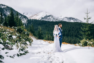 Se marier en Haute-Savoie : comment la montagne transforme-t-elle vos photos de mariage ?