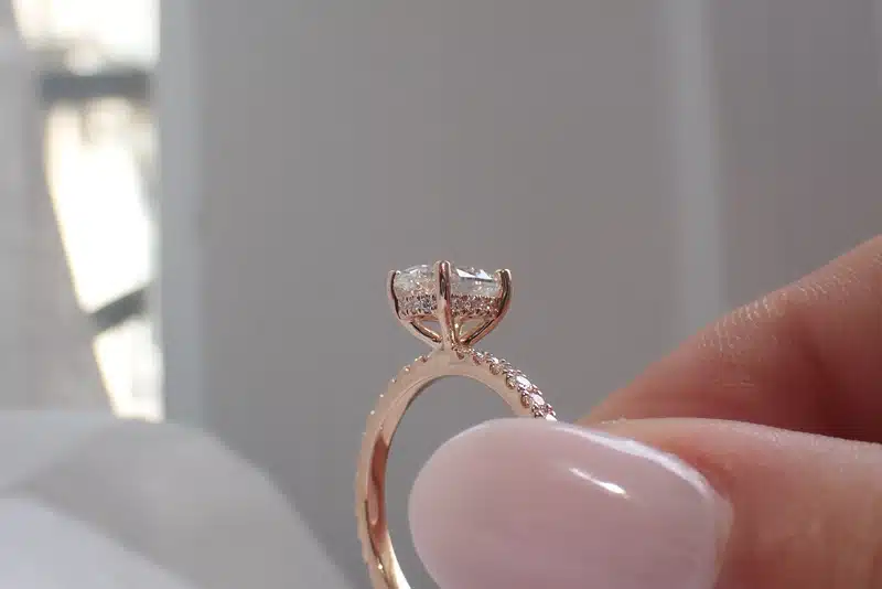 Bague de fiançailles unique : comment choisir le bijou parfait pour votre demande ?