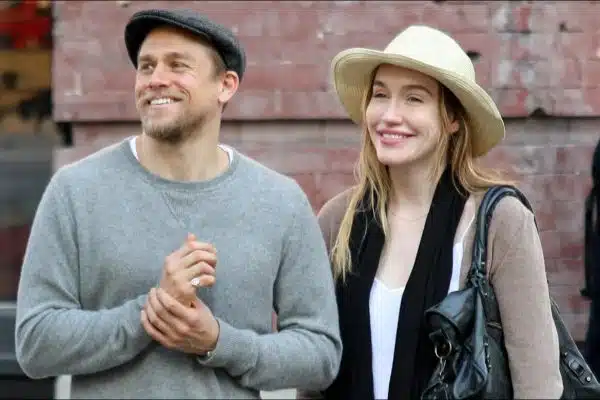 L’histoire d’amour de charlie hunnam et morgana mcnelis : comment ils se sont rencontrés et leur chemin vers le bonheur