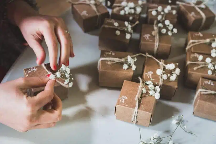 Créez une ambiance unique pour votre mariage grâce à ces éléments décoratifs incontournables